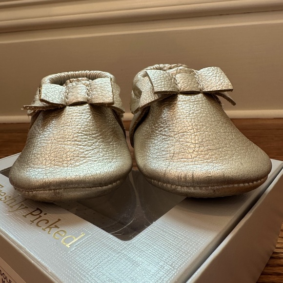 Freshly Picked Platinum Bow Mocc baby moccasins - Picture 4 of 8
